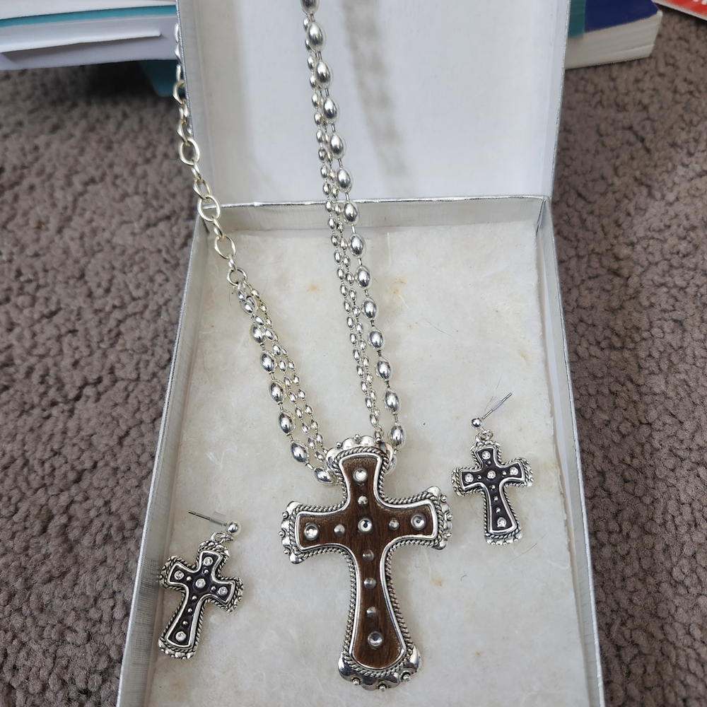 Montana Silversmiths Silver and Brown Cross Necklace Set
